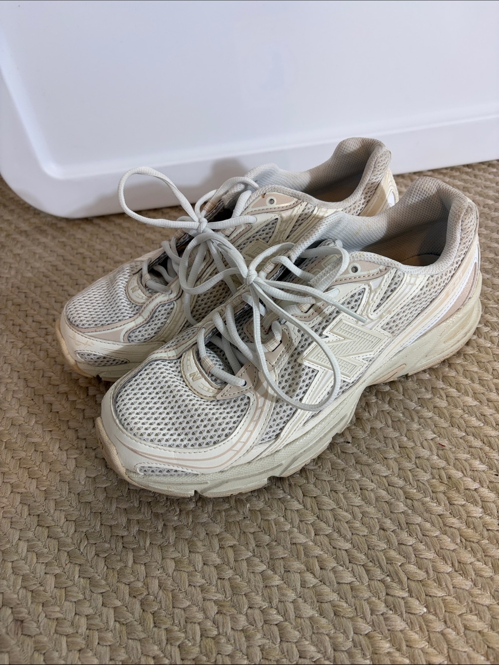 New Balance Women’s Cream/Beige Mesh Lace-Up Sneakers Size 10